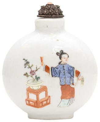 Lot 197 - A CHINESE FAMILLE-ROSE 'FIGURATIVE' SNUFF BOTTLE