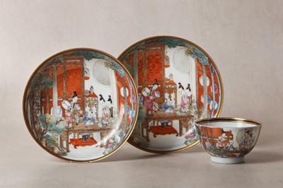 Lot 292 - TWO FINE CHINESE EXPORT GILT-DECORATED DISHES AND A CUP