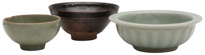Lot 779 - TWO CHINESE TEA BOWLS AND A CELADON-GLAZED BOWL
