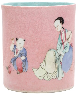 Lot 573 - A CHINESE PINK-GROUND SGRAFFIATO BRUSH POT, BITONG