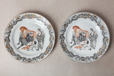 Lot 287 - A PAIR OF RARE CHINESE EN-GRISAILLE 'FORTUNE TELLER' DISHES