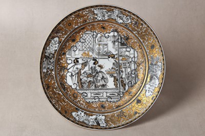 Lot 293 - A CHINESE EN-GRISAILLE AND GILT-DECORATED DISH