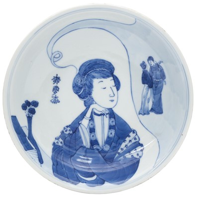 Lot 941 - A CHINESE BLUE AND WHITE 'LADY' DISH