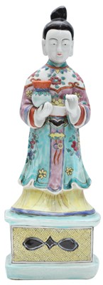 Lot 922 - A CHINESE FAMILLE-ROSE FIGURE OF A LADY