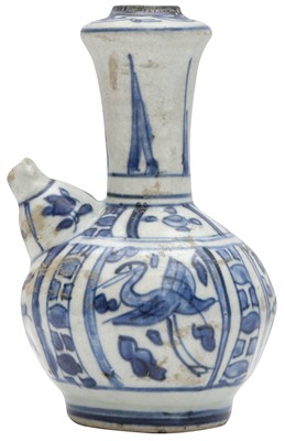 Lot 270 - A SMALL CHINESE BLUE AND WHITE 'KRAAK' 'CRANE' KENDI