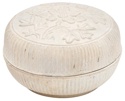 Lot 767 - A CHINESE VUNG TAU WHITE-GLAZED BOX AND COVER