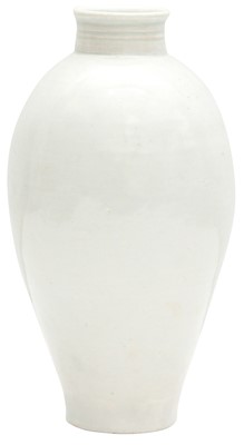 Lot 781 - A CHINESE QINGBAI VASE, MEIPING