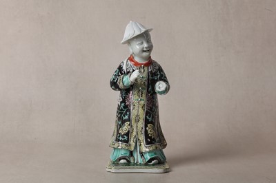 Lot 384 - A CHINESE FAMILLE-NOIRE BISCUIT FIGURE OF A MANDARIN OFFICIAL
