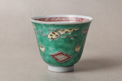 Lot 383 - A CHINESE FAMILLE-VERTE 'HUNDRED ANTIQUES' CUP