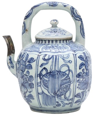 Lot 400 - A CHINESE BLUE AND WHITE KRAAK EWER AND COVER