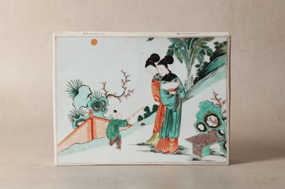 Lot 382 - A CHINESE FAMILLE-VERTE DOUBLE-SIDED 'FIGURATIVE AND FLORAL' HERB BRICK PLAQUE