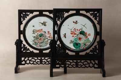 Lot 7 - A PAIR OF CHINESE FAMILLE-VERTE 'BEGONIA AND BUTTERFLIES' ROUND PLAQUES WITH WOOD MOUNTS