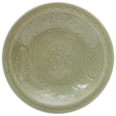 Lot 124 - A LARGE CHINESE LONGQUAN CELADON 'PEONY' CHARGER