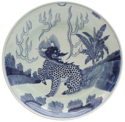 Lot 813 - A CHINESE BLUE AND WHITE 'MYTHICAL BEAST' DISH