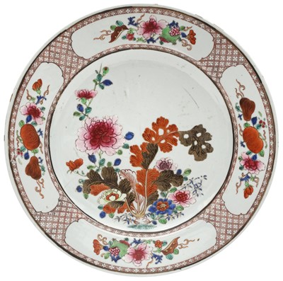 Lot 343 - A LARGE CHINESE FAMILLE-ROSE 'ROSE AND TURNIP' CHARGER