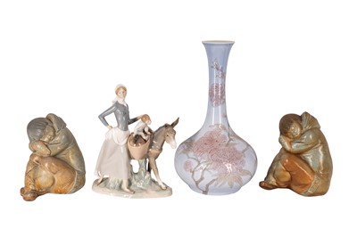 Lot 236 - A GROUP OF THREE LLADRO FIGURES AND A VASE