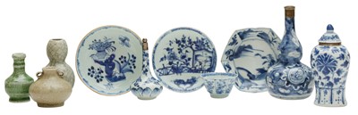 Lot 527 - A GROUP OF CHINESE CERAMICS