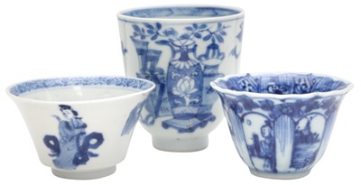 Lot 40 - THREE CHINESE BLUE AND WHITE CUPS