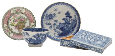 Lot 532 - A GROUP OF CHINESE CERAMICS