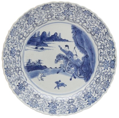 Lot 3 - A CHINESE BLUE AND WHITE 'RABBIT HUNTING' DISH