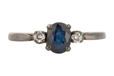 Lot 181 - A sapphire and diamond ring