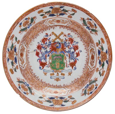 Lot 316 - A CHINESE EXPORT FAMILLE-ROSE AND GILT-DECORATED 'ARMORIAL' DISH