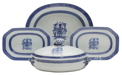 Lot 366 - A SET OF CHINESE EXPORT BLUE AND WHITE ARMORIAL DISHES AND TUREEN WITH STAND