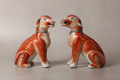 Lot 317 - A PAIR OF FINE CHINESE EXPORT FAMILLE-ROSE FIGURES OF SEATED HOUNDS
