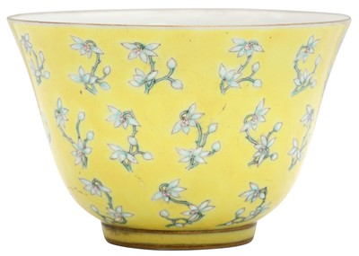 Lot 200 - A CHINESE YELLOW-GROUND 'MAGNOLIA' CUP