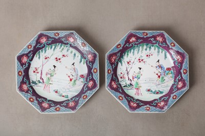 Lot 257 - A FINE PAIR OF CHINESE EXPORT FAMILLE-ROSE OCTAGONAL 'LADY AND CHILD' DISHES