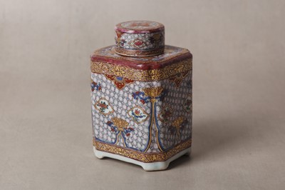 Lot 259 - A FINE CHINESE EXPORT FAMILLE-ROSE AND GILT-DECORATED 'ARMS OF GRICE/HARPER' TEA CADDY AND COVER