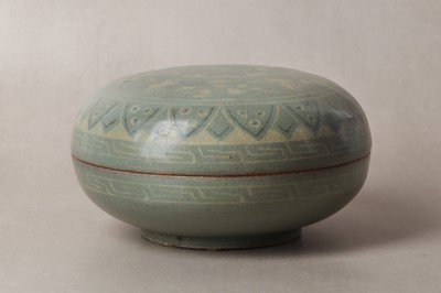 Lot 427 - A LARGE KOREAN INLAID SLIP-DECORATED SANGAM CELADON 'CRANES' BOX AND COVER