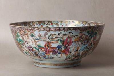 Lot 324 - A FINE AND LARGE CHINESE EXPORT FAMILLE-ROSE AND GILT-DECORATED 'FIGURATIVE' PUNCH BOWL