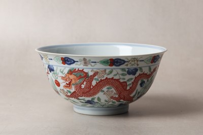 Lot 11 - A FINE CHINESE WUCAI 'DRAGON AND PHOENIX' BOWL