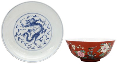 Lot 690 - A CHINESE BLUE AND WHITE DISH AND A FAMILLE-ROSE BOWL