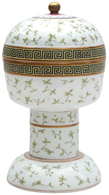 Lot 947 - A CHINESE ENAMELLED ALTAR VASE AND COVER, DENG
