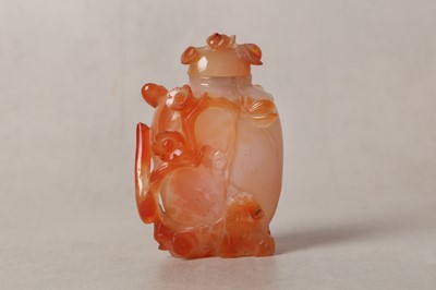 Lot 89 - A CHINESE CARVED AGATE 'PRUNUS' SNUFF BOTTLE