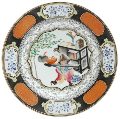 Lot 300 - A CHINESE EXPORT FAMILLE-ROSE 'SILVERED' DISH