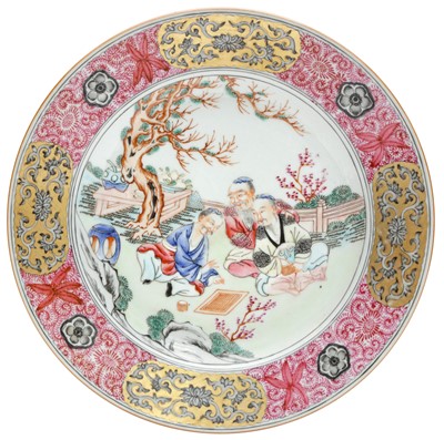Lot 301 - A CHINESE FAMILLE-ROSE AND GILT-DECORATED 'WEIQI PLAYERS' DISH