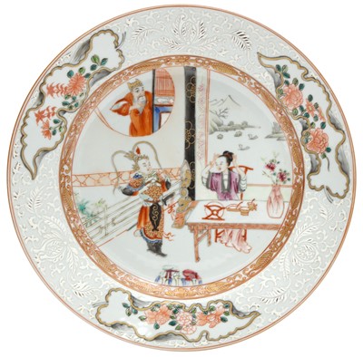 Lot 305 - A CHINESE EXPORT FAMILLE-ROSE 'FIGURAL' DISH