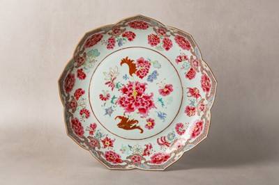 Lot 419 - A LARGE CHINESE EXPORT FAMILLE-ROSE LOTUS-SHAPED 'PEONY' DISH