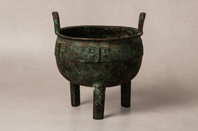 Lot 26 - A CHINESE ARCHAIC BRONZE RITUAL FOOD VESSEL, DING