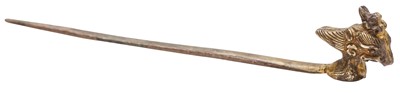 Lot 657 - A CHINESE PARCEL-GILT BRONZE HAIRPIN, JI