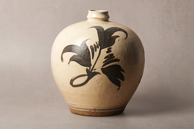 Lot 107 - A CHINESE CIZHOU PAINTED JAR