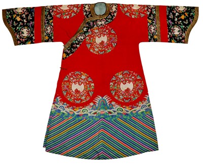 Lot 131 - A CHINESE MANCHU NOBLEWOMAN'S INFORMAL KESI SILK RED-GROUND ROBE, DANPAO