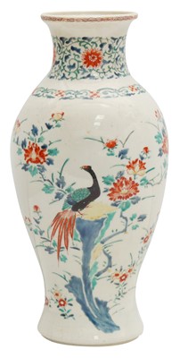 Lot 473 - A JAPANESE KAKIEMON-STYLE VASE