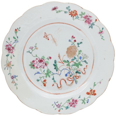 Lot 349 - A CHINESE EXPORT FAMILLE-ROSE 'FLORAL BOUQUET' DISH
