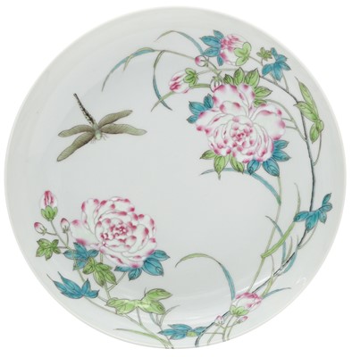 Lot 942 - A CHINESE FAMILLE-ROSE 'DRAGONFLY' DISH