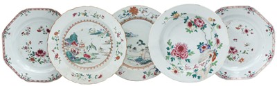 Lot 360 - A GROUP OF FIVE CHINESE EXPORT FAMILLE-ROSE 'FLORAL' DISHES