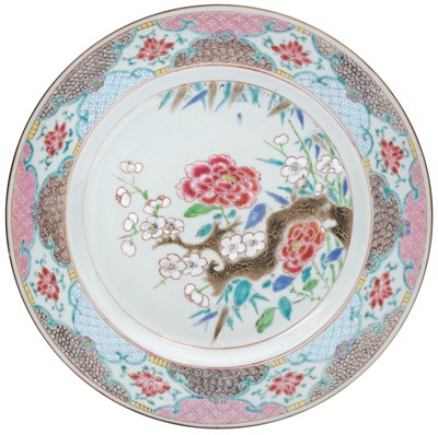 Lot 537 - A CHINESE FAMILLE-ROSE 'FLORAL' PLATE